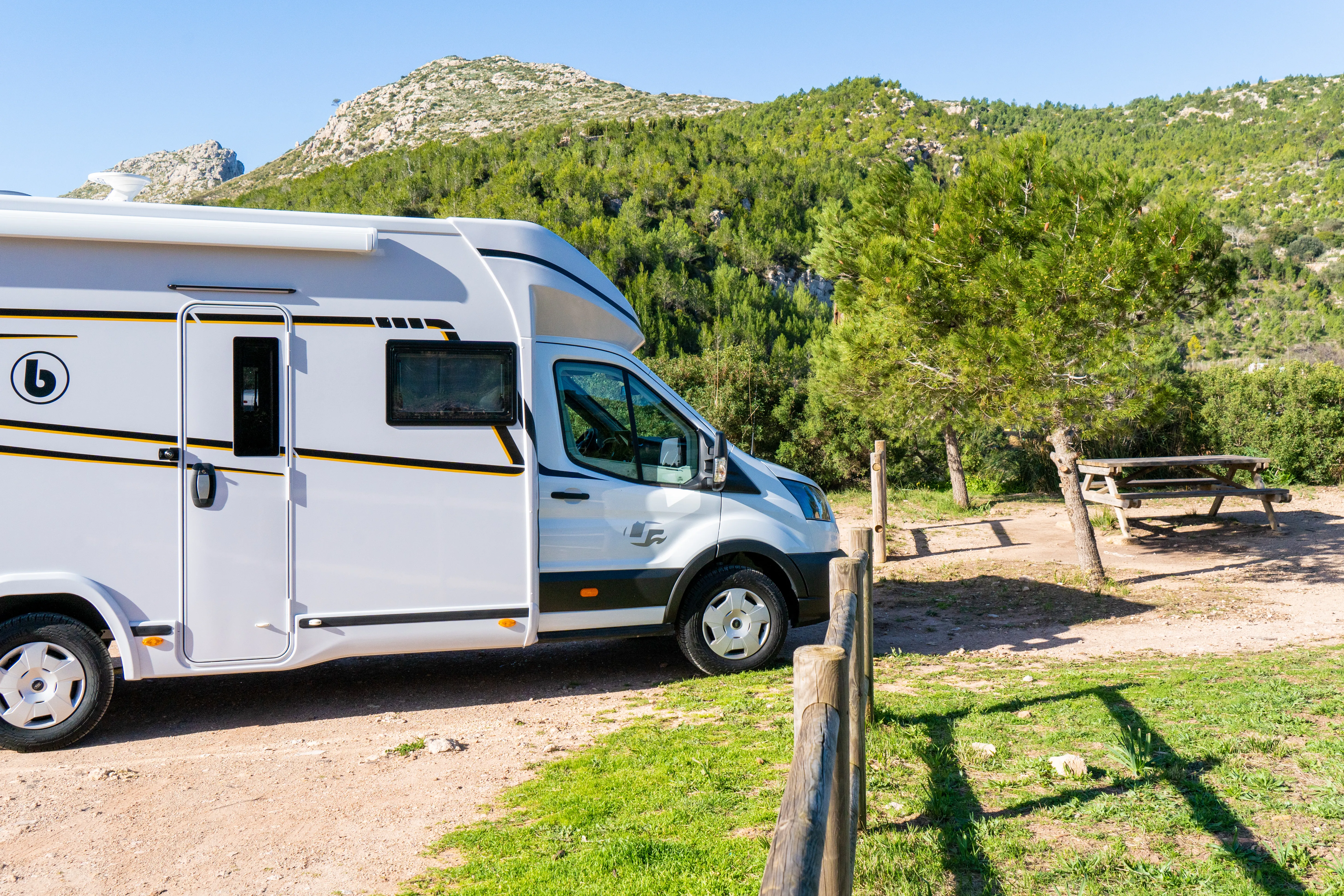 Autocaravana aparcada en la montaña de Mallorca