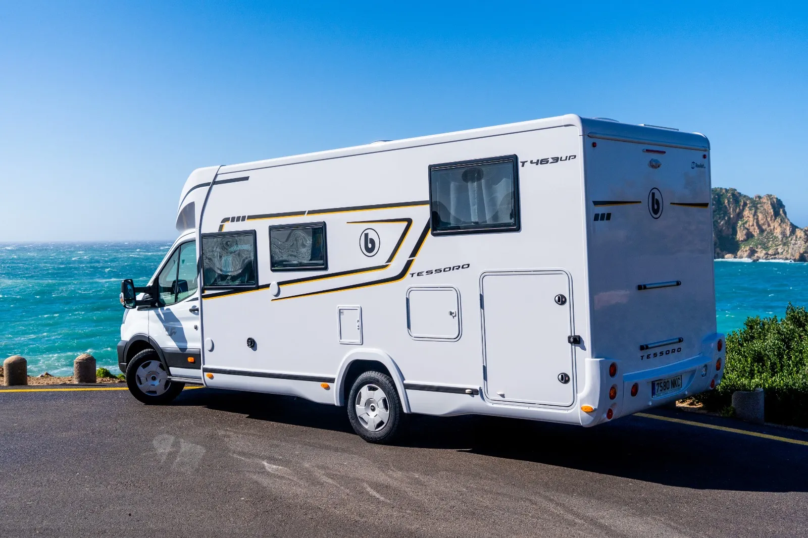 Autocaravana aparcada frente al mar en Mallorca