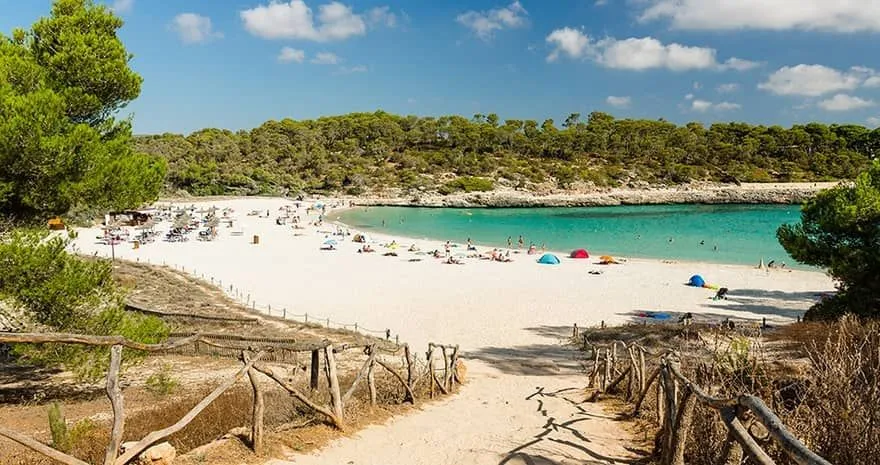 Cala Mondragó con arena blanca y aguas turquesas dentro del Parc Natural de Mondragó, Mallorca