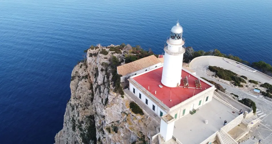 Faro del Cap de Formentor sobre los acantilados de Mallorca con el Mediterráneo al fondo