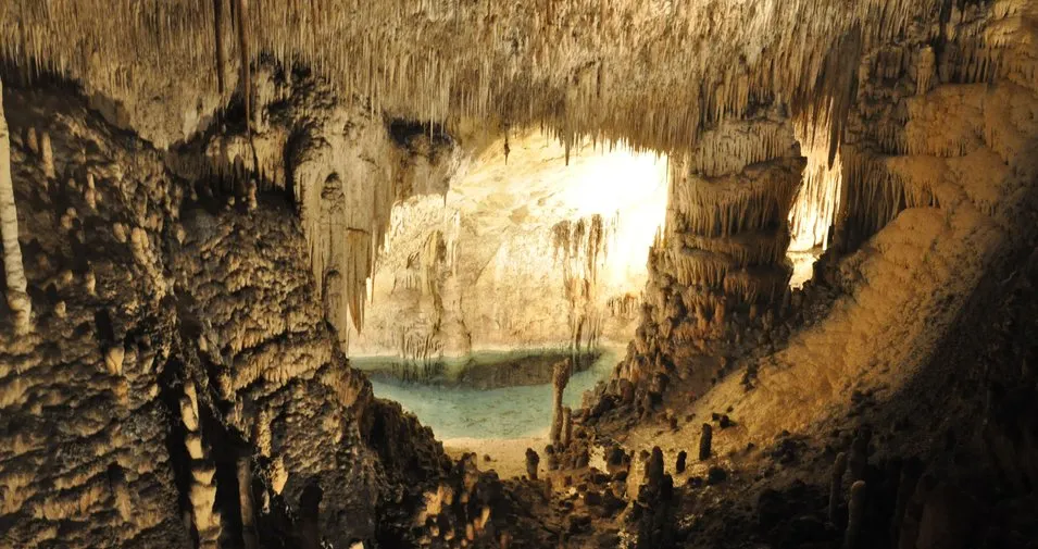 Estalactitas y aguas subterráneas del lago Martel en las Coves del Drach, Porto Cristo