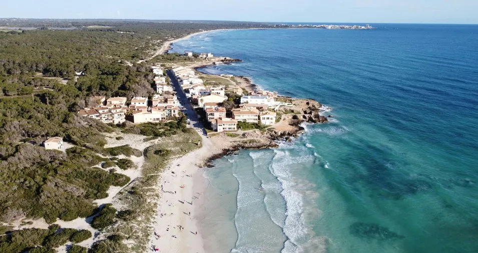 Vista aérea de la playa virgen de Es Trenc con aguas turquesas y arena blanca en el sur de Mallorca