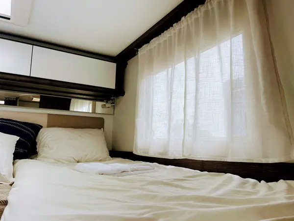 Cama con ventana