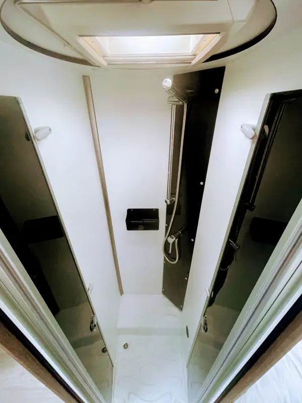 Lavabo y wc con espejo
