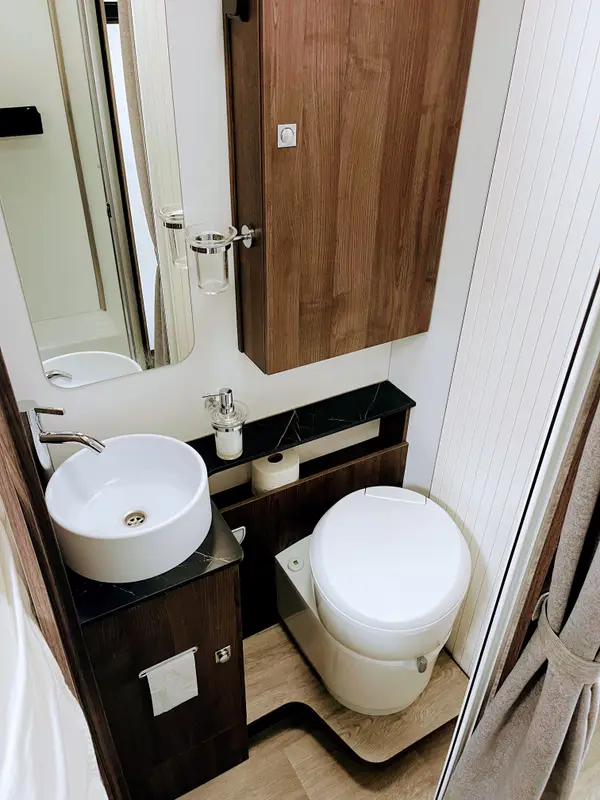 Interior completo con cocina y asientos