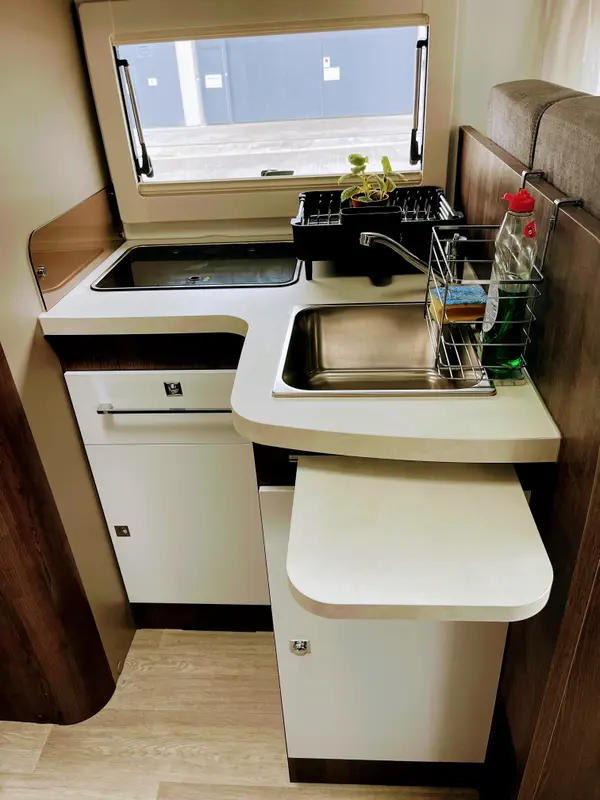 Cama superior con escalera y cocina