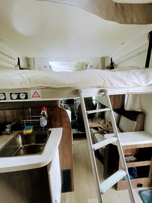 Mesa con asientos y ventana