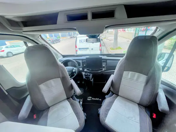 Cama superior con ventana frontal