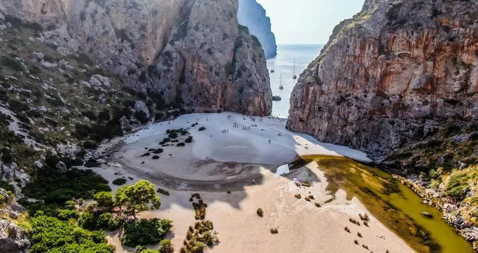 Vista aérea del Torrent de Pareis y la playa de Sa Calobra rodeada de acantilados en Mallorca