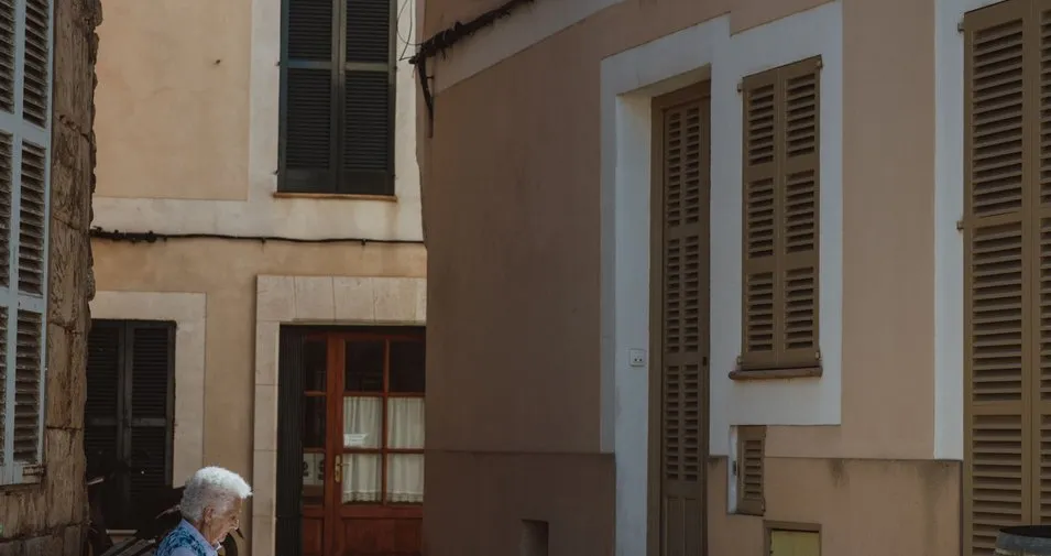 Calle típica del pueblo de Sineu con arquitectura mallorquina tradicional y ambiente tranquilo