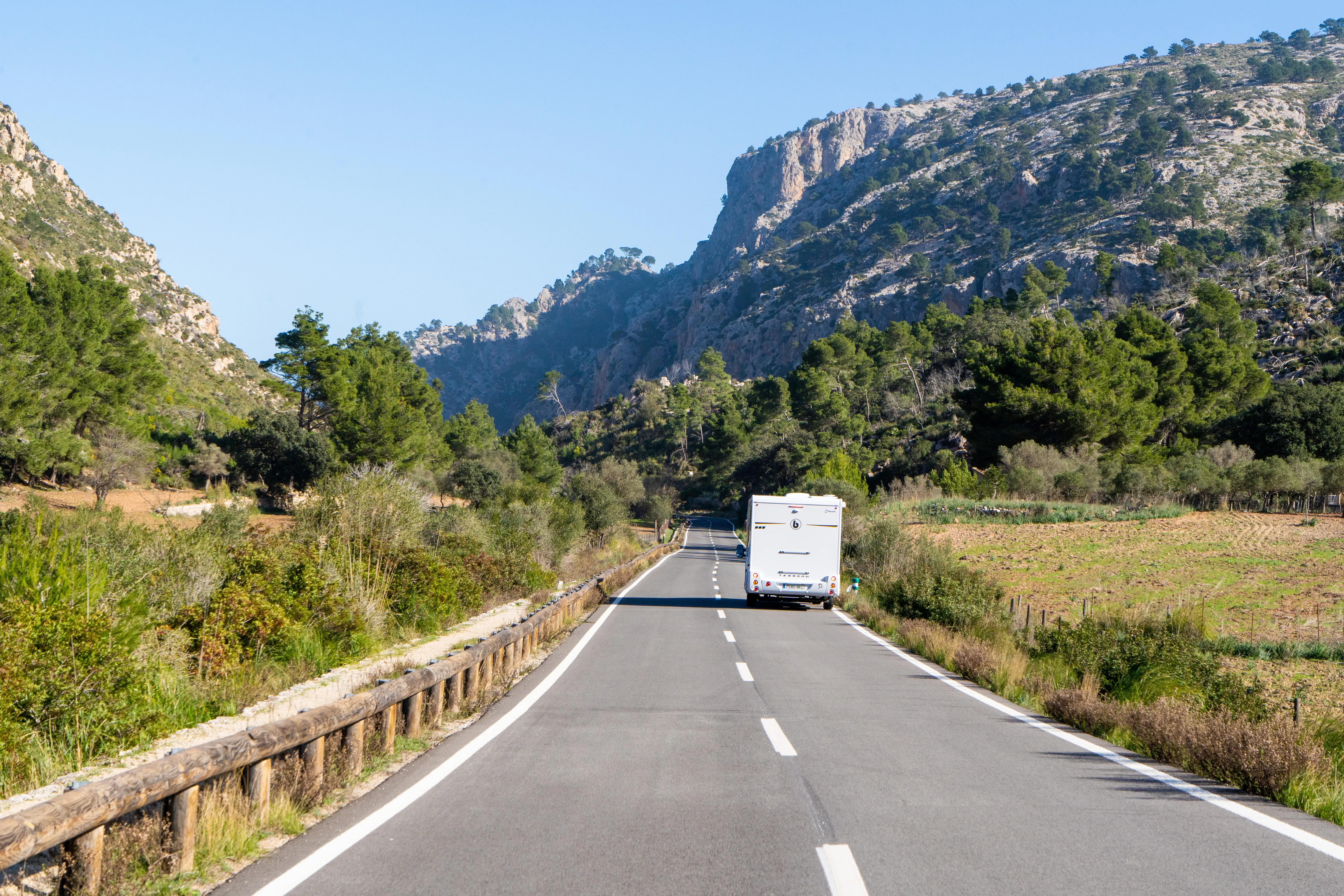 Autocaravana en carretera con montañas de Mallorca de fondo
