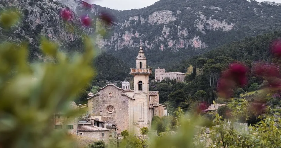 Valldemossa, pueblo con iglesia y montañas de la Serra de Tramuntana al fondo